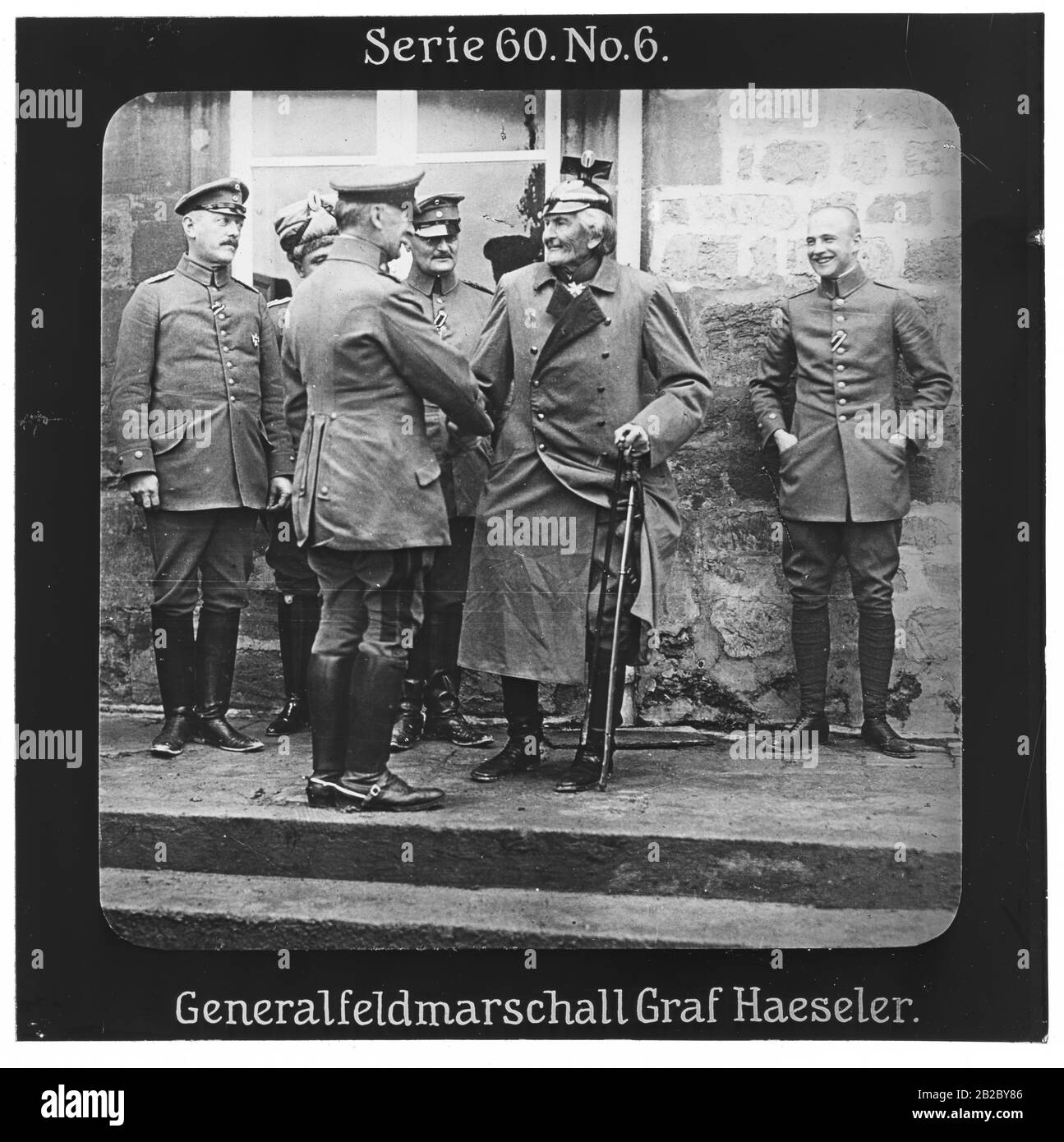 Projection Für Alle - Der Weltkrieg: Siegreiche Führer. Série 60. N° 6. Graf Haeseler. (1836-1919) la guerre de preußischer Generalfeldmarschall. - Die Firma „projection für Alle“ wurde 1905 von Max Skladanowsky (1861-1939) gegründet. Sie produzierte bis 1928 FAST 100 Serien zu je 24 Glassdias im format 8,3 x 8,3 cm im sog. Bromsilber-Gelatin-Trockenplatten Verfahren. Die Serien umfasten vor allem Städte, Länder, Landschaften aber auch Märchen und Sagen, das Alte Testament und den Ersten Weltkrieg. Banque D'Images