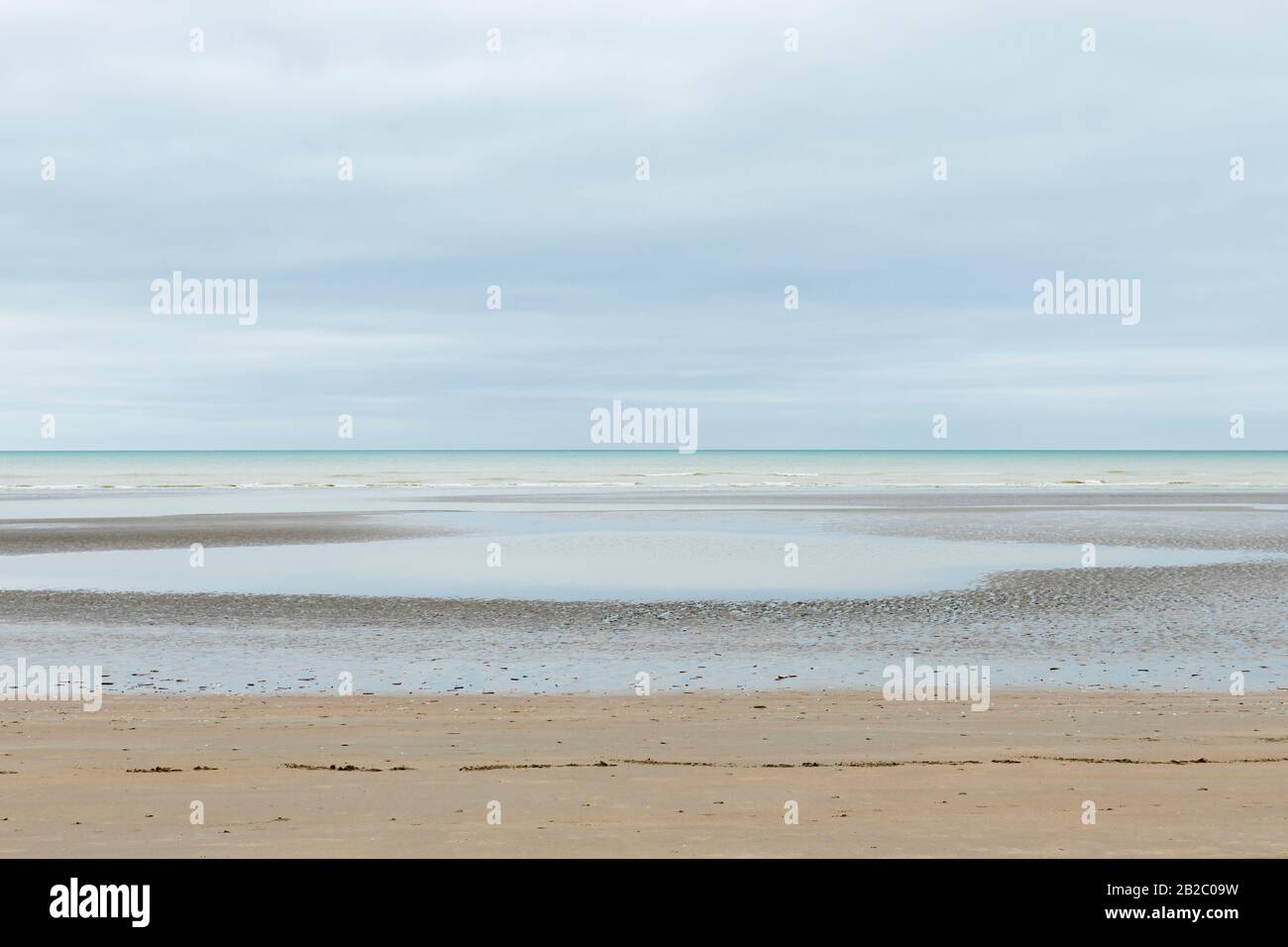 Oostduinkerke, Belhium: Paysage marin minimaliste avec des verts et des bleus Banque D'Images