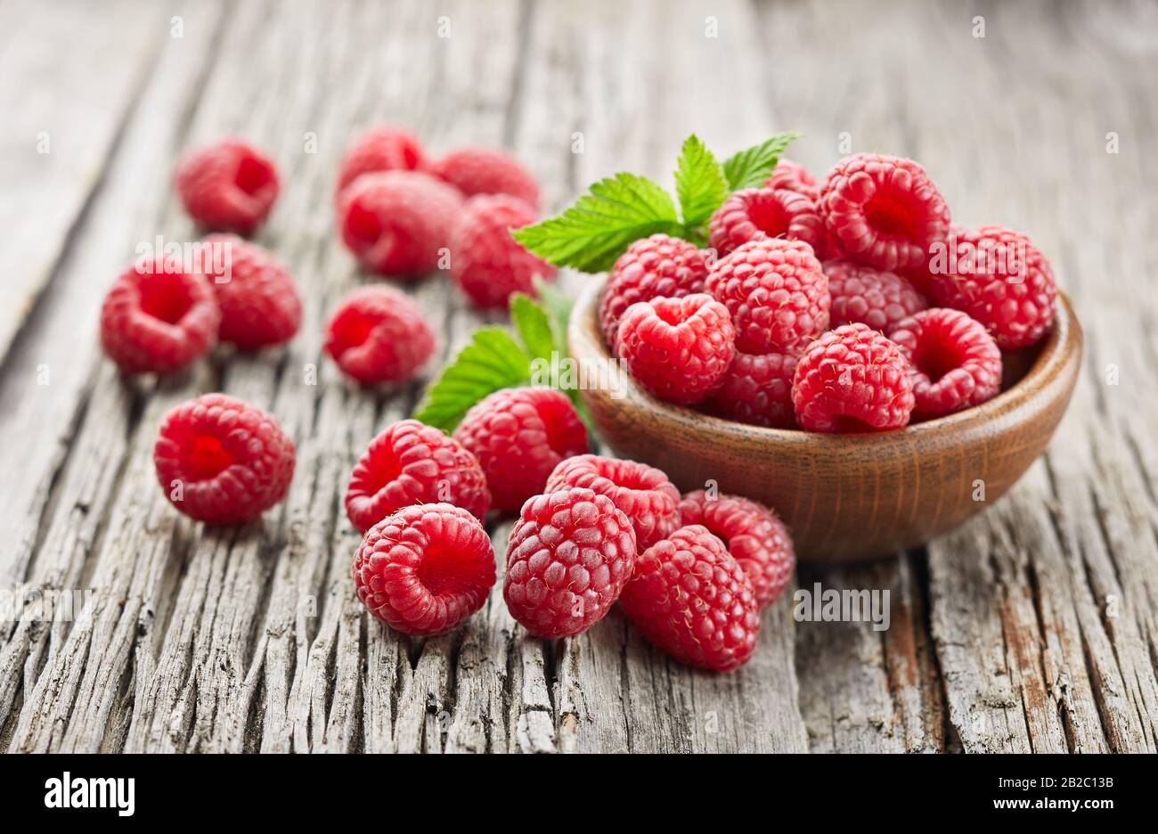 Framboise sur fond de bois Banque D'Images