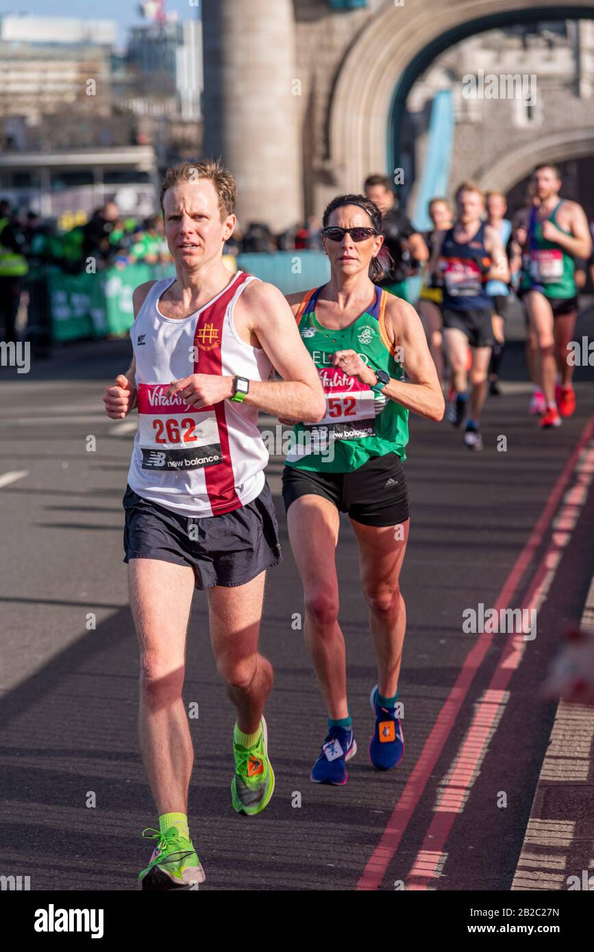 Wil Cullen se pilote dans le Vitality Big Half marathon traversant Tower Bridge, Londres, Royaume-Uni. Banque D'Images
