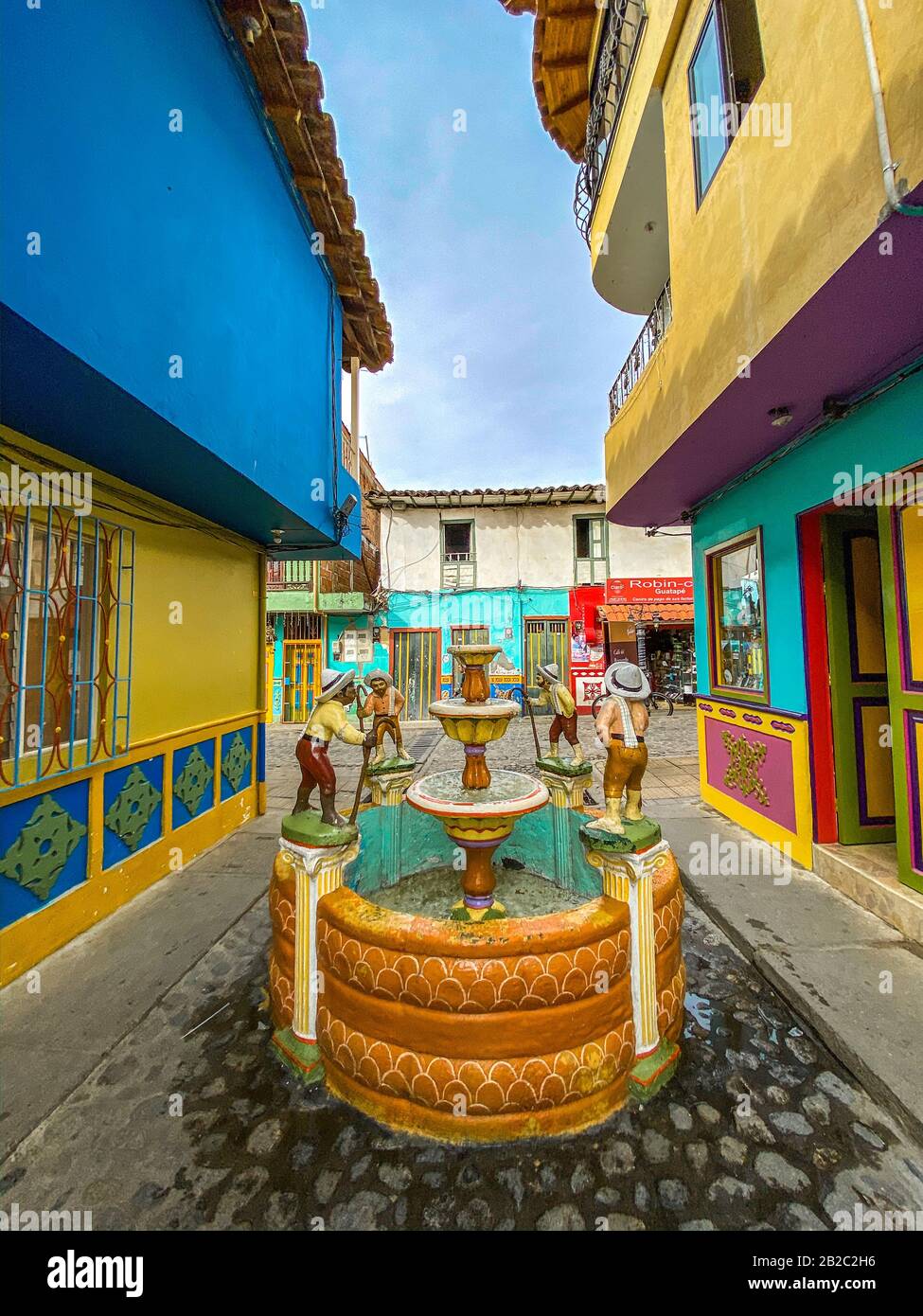 Guatapé est une station balnéaire andine située dans le nord-ouest de la Colombie, à l'est de Medellín. Il est connu pour ses maisons décorées avec des bas-reliefs colorés. Il est assis par TH Banque D'Images