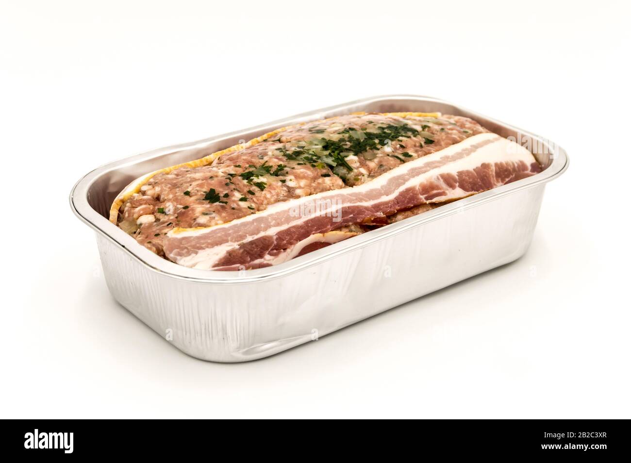 Meatloaf prêt à cuire dans sa vue en profil de plateau en aluminium isolé sur fond blanc Banque D'Images