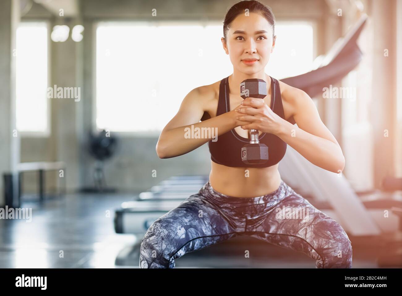Photographie Fitness girl posing in the gym - Acheter-le sur