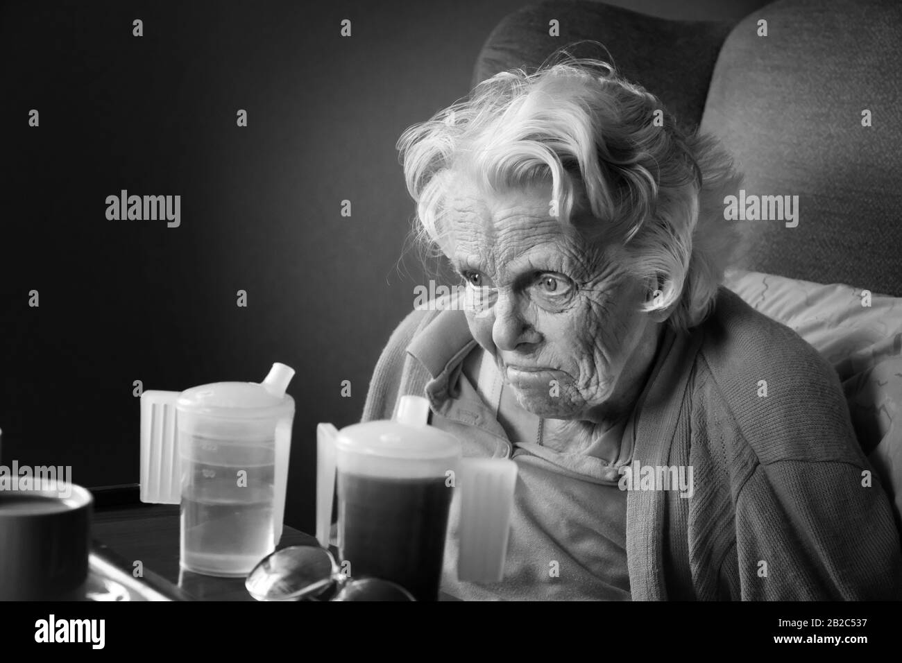 Image en noir et blanc d'une vieille dame souffrant de démence - John Gollop Banque D'Images