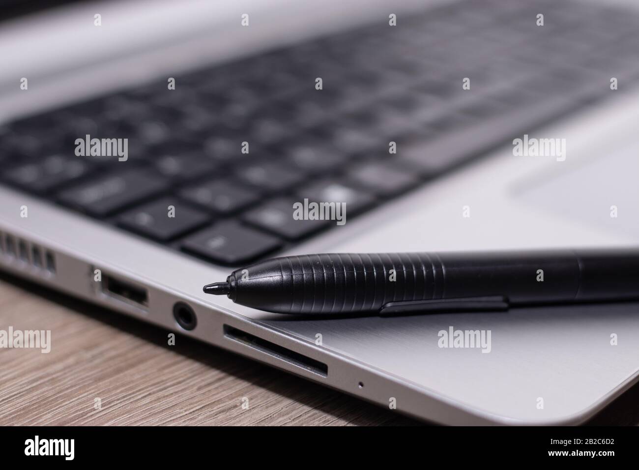 Stylo en plastique noir pour tablette graphique debout Banque D'Images