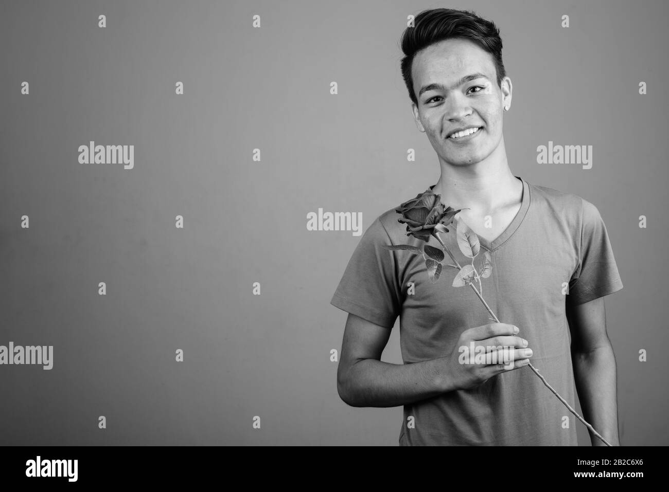 Beau jeune homme indien contre l'arrière-plan gris Banque D'Images