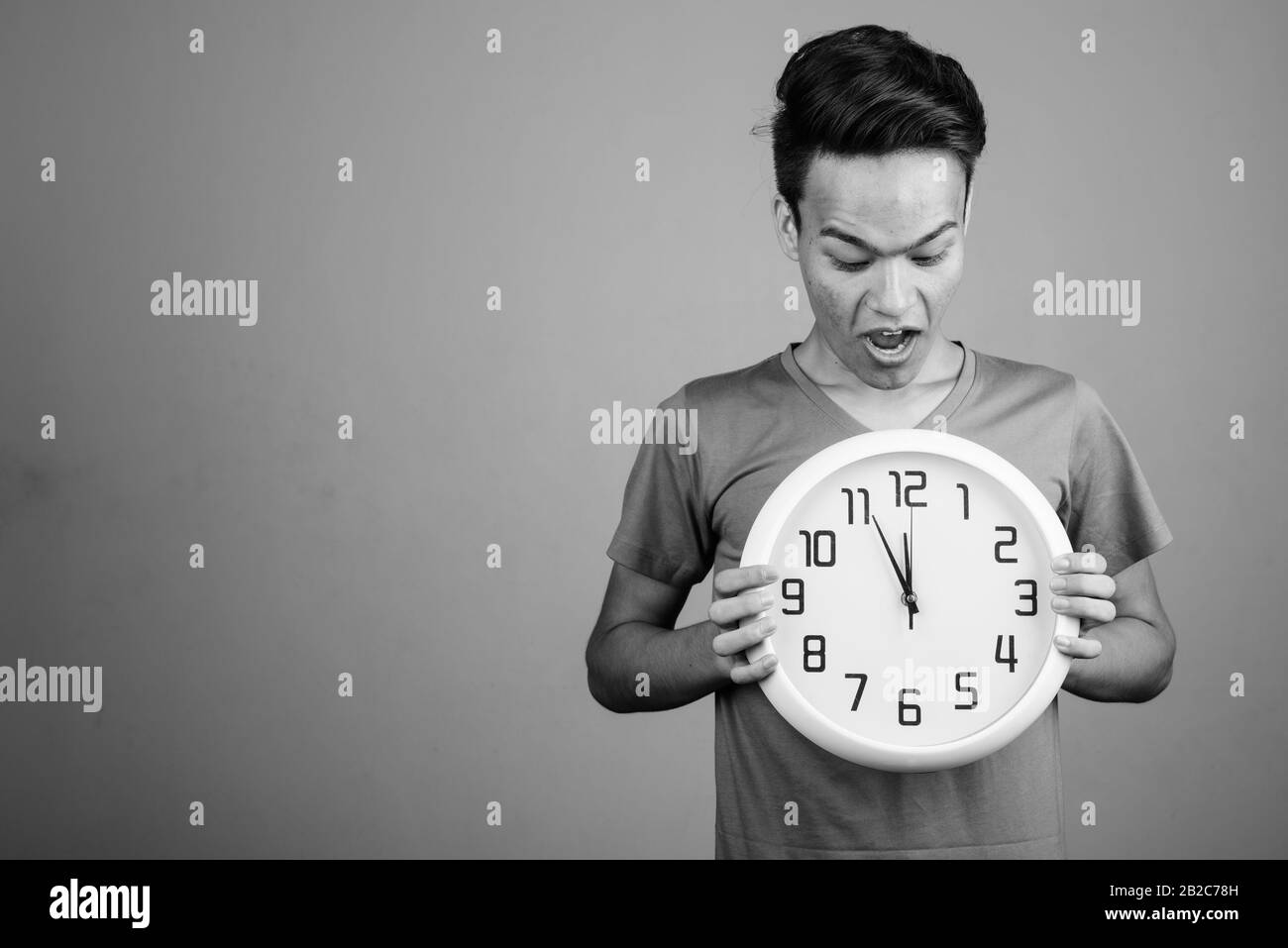 Beau jeune homme indien contre l'arrière-plan gris Banque D'Images