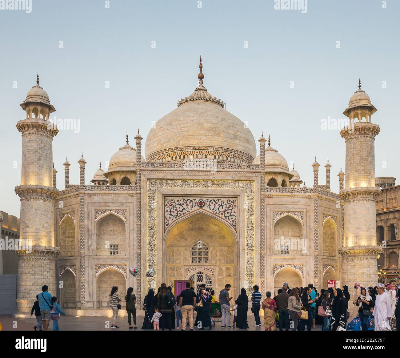 Dubaï, Émirats arabes Unis - 4 DÉCEMBRE 2017 : Pavillon Taj Mahal dans le centre de divertissement du parc Global Village Banque D'Images