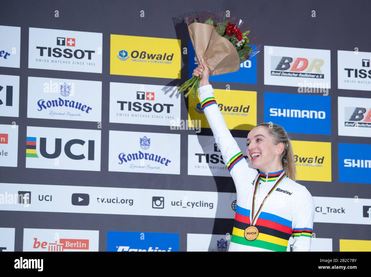 Berlin, Allemagne. 01 mars 2020. Cyclisme/piste: Championnat du monde, course de points, femmes, cérémonie de remise de prix: Elinor Barker de Grande-Bretagne est heureux de sa médaille d'or. Crédit: Sebastian Gollnow/Dpa/Alay Live News Banque D'Images