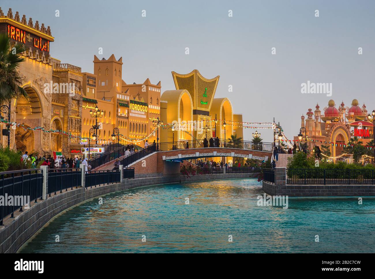 Dubaï, Émirats arabes unis - 4 décembre 2017 : Canal dans le parc de divertissement Global Village Banque D'Images