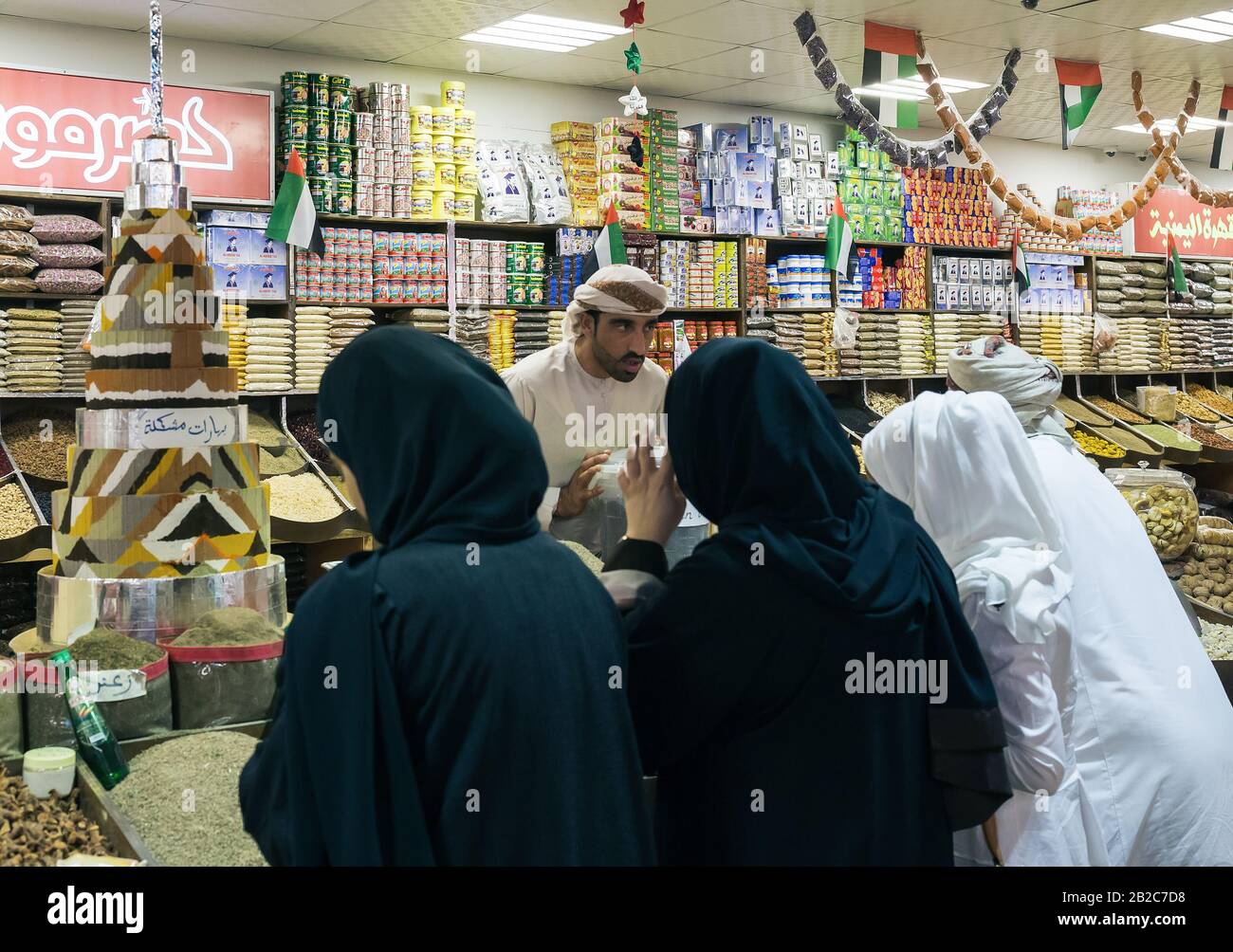 Dubaï, Émirats arabes Unis - 4 DÉCEMBRE 2017 : vendeur d'épices dans le centre de divertissement du parc Global Village Banque D'Images