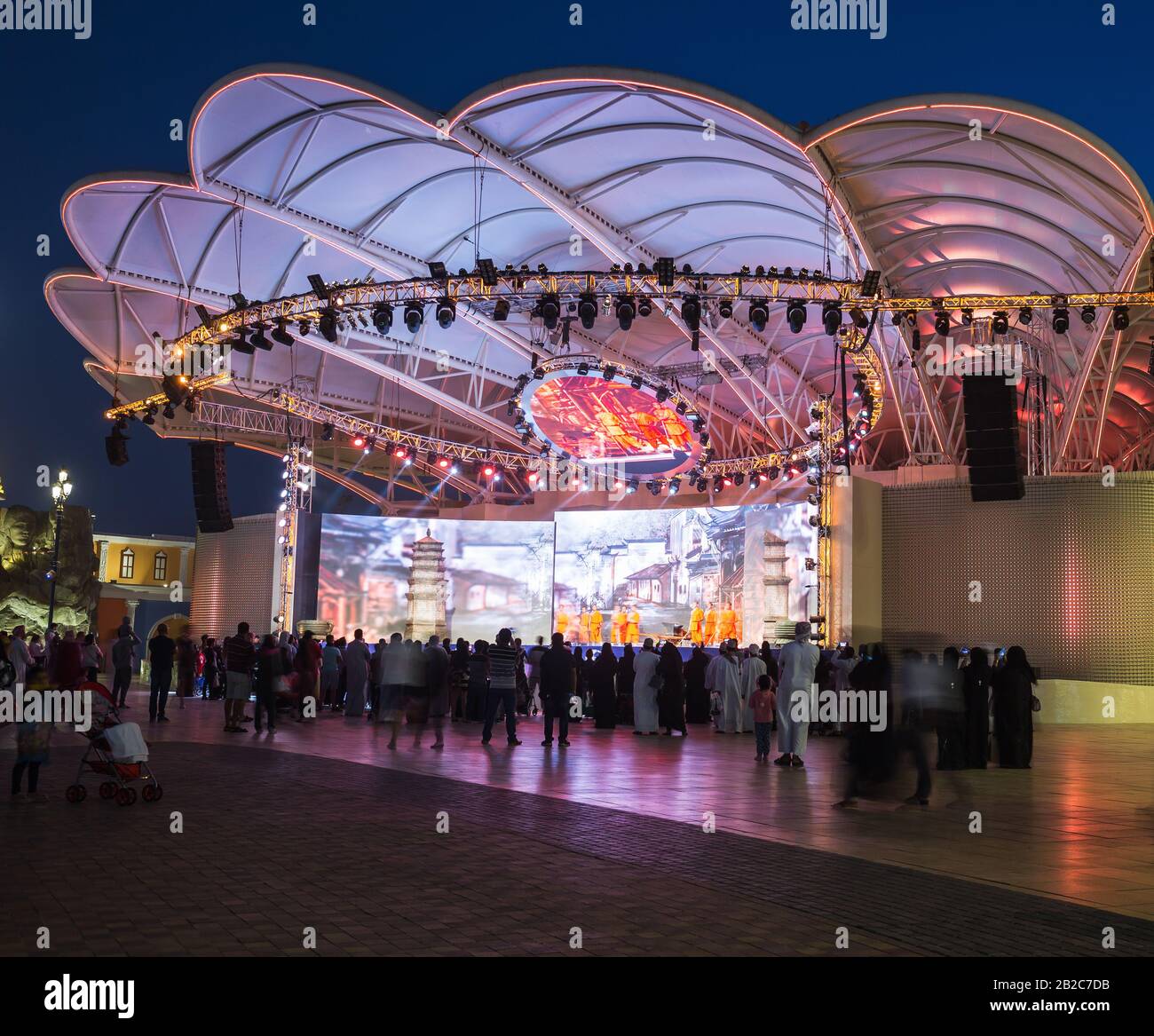 Dubaï, Émirats arabes Unis - 4 DÉCEMBRE 2017 : vue générale de la scène de concert la nuit dans le centre de divertissement du parc Global Village Banque D'Images