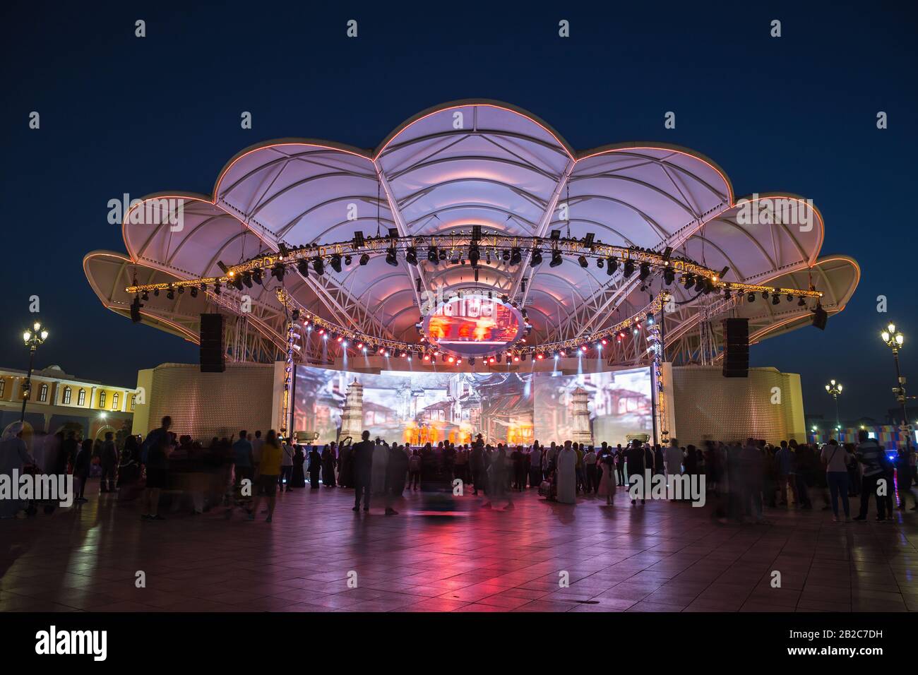 Dubaï, Émirats arabes Unis - 4 DÉCEMBRE 2017 : vue générale de la scène de concert la nuit dans le centre de divertissement du parc Global Village Banque D'Images