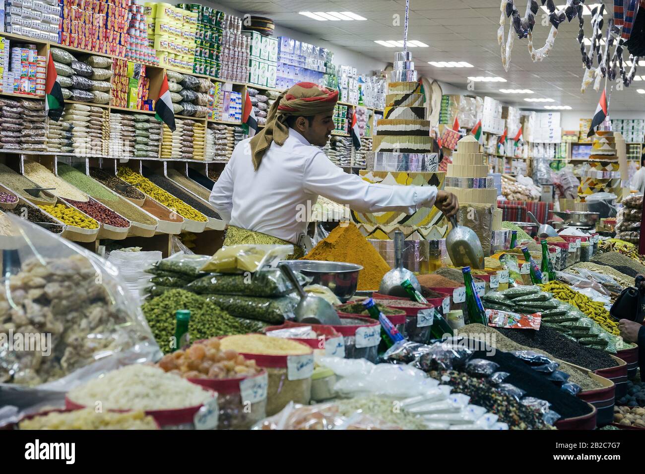 Dubaï, Émirats arabes Unis - 4 DÉCEMBRE 2017 : vendeur d'épices dans le centre de divertissement du parc Global Village Banque D'Images