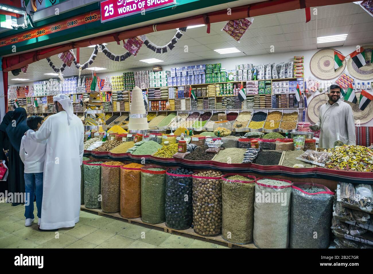 Dubaï, Émirats arabes Unis - 4 DÉCEMBRE 2017 : vendeur d'épices dans le centre de divertissement du parc Global Village Banque D'Images