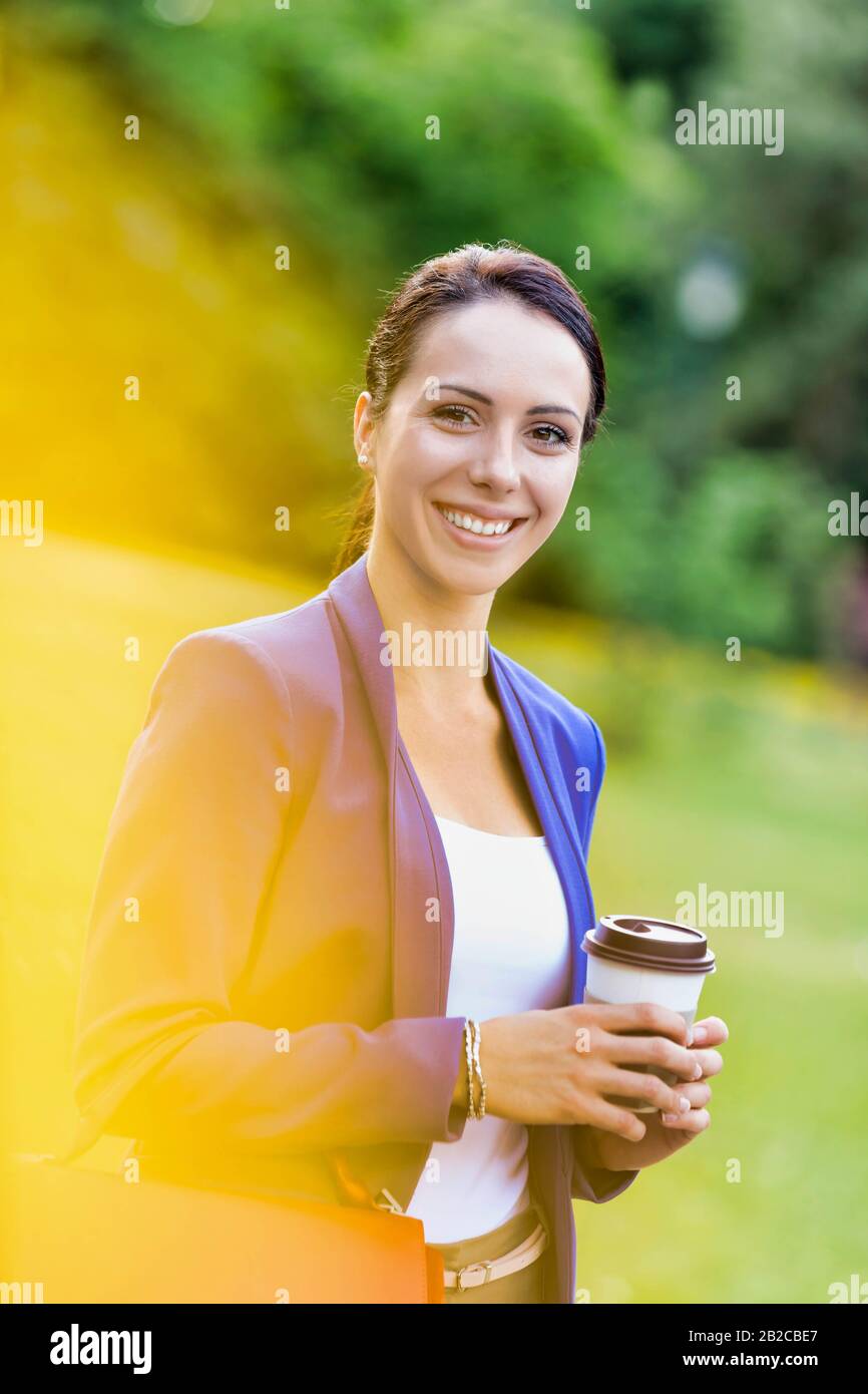 Jeune femme d'affaires attrayante tenant une tasse de café Banque D'Images