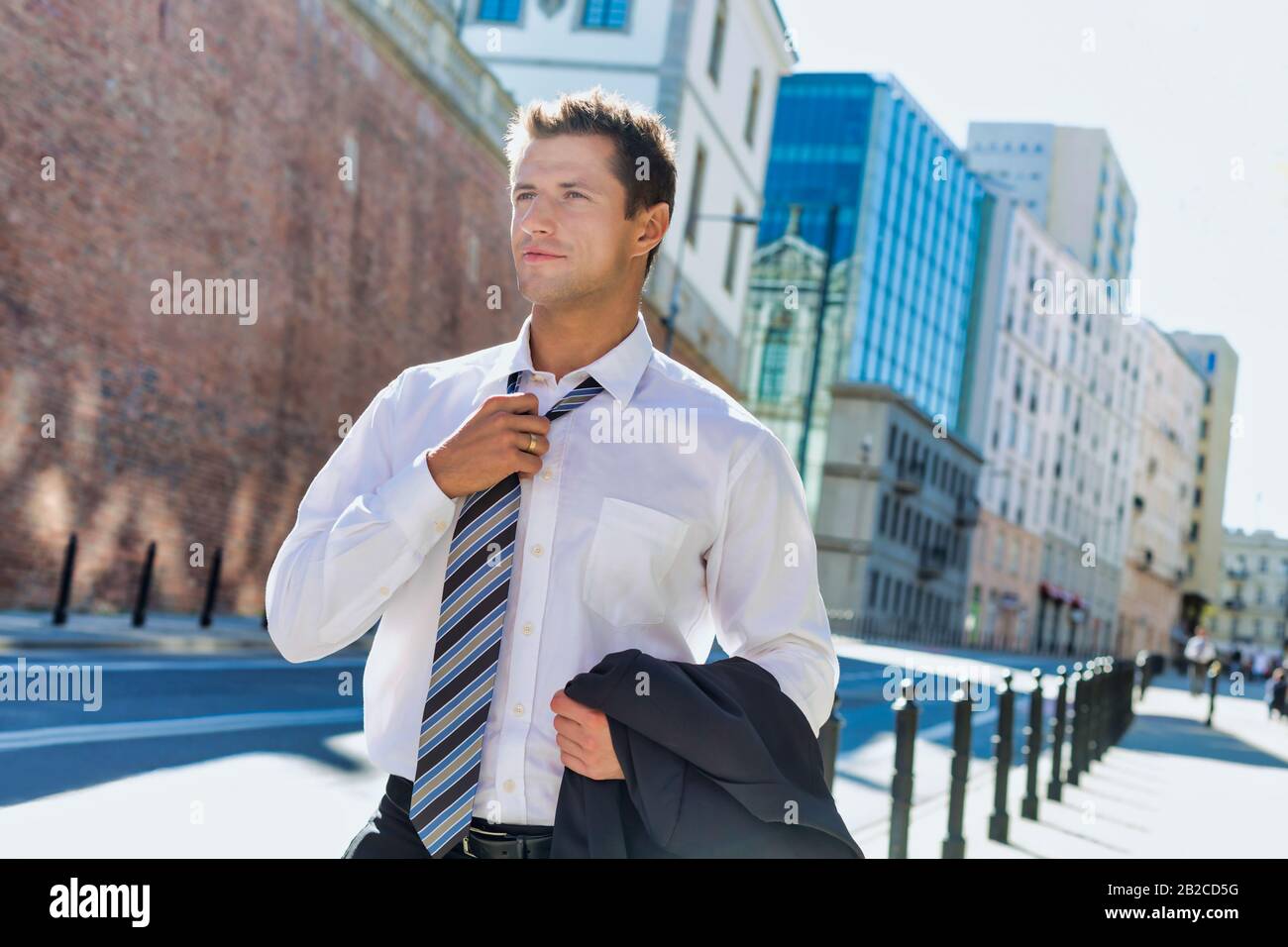 Portrait d'homme d'affaires mûr marchant sur le pavé après le travail Banque D'Images