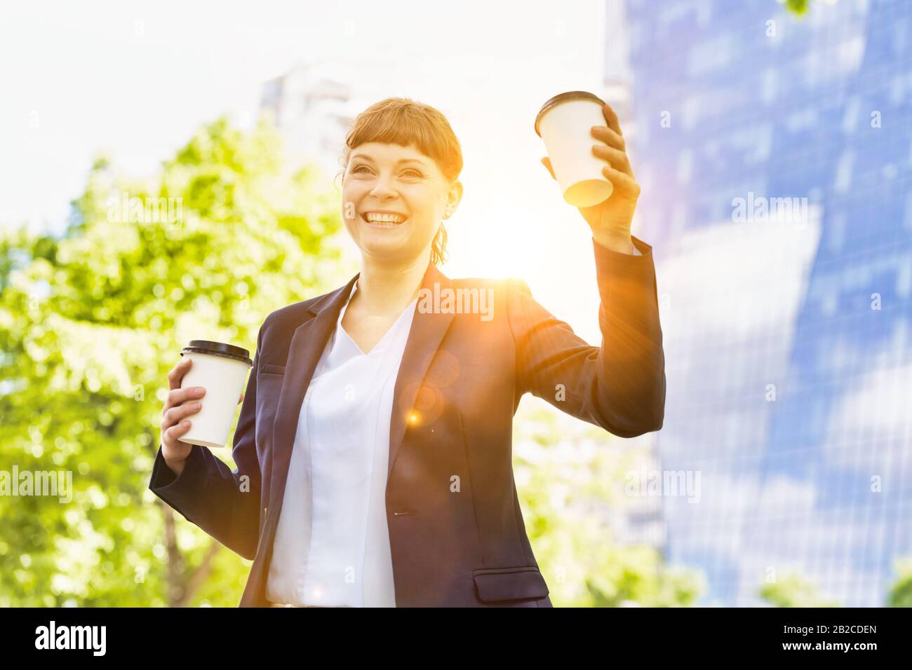 Jeune femme d'affaires qui tient deux tasses de café Banque D'Images