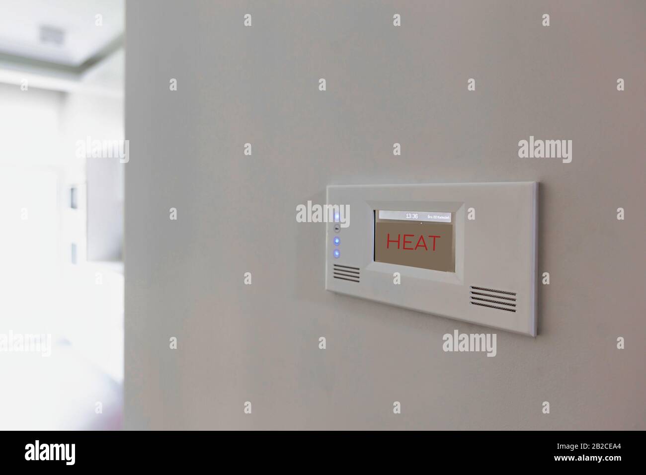Gros plan photo de la carte d'interrupteur tactile de température moderne au mur Banque D'Images