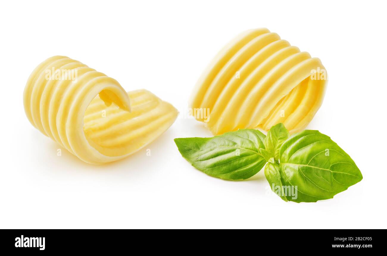 Boucles de beurre ou petits pains avec feuilles de basilic isolées sur fond blanc Banque D'Images