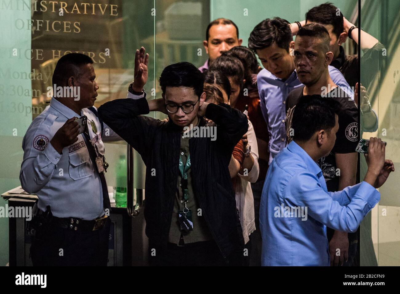 San Juan, Metro Manille, Philippines. 2 mars 2020. Les otages sont libérés après avoir été détenus par Archie Paray, une ancienne garde de sécurité dans un centre commercial de San Juan City, Philippines. Crédit: Lisa Marie David/Zuma Wire/Alay Live News Banque D'Images