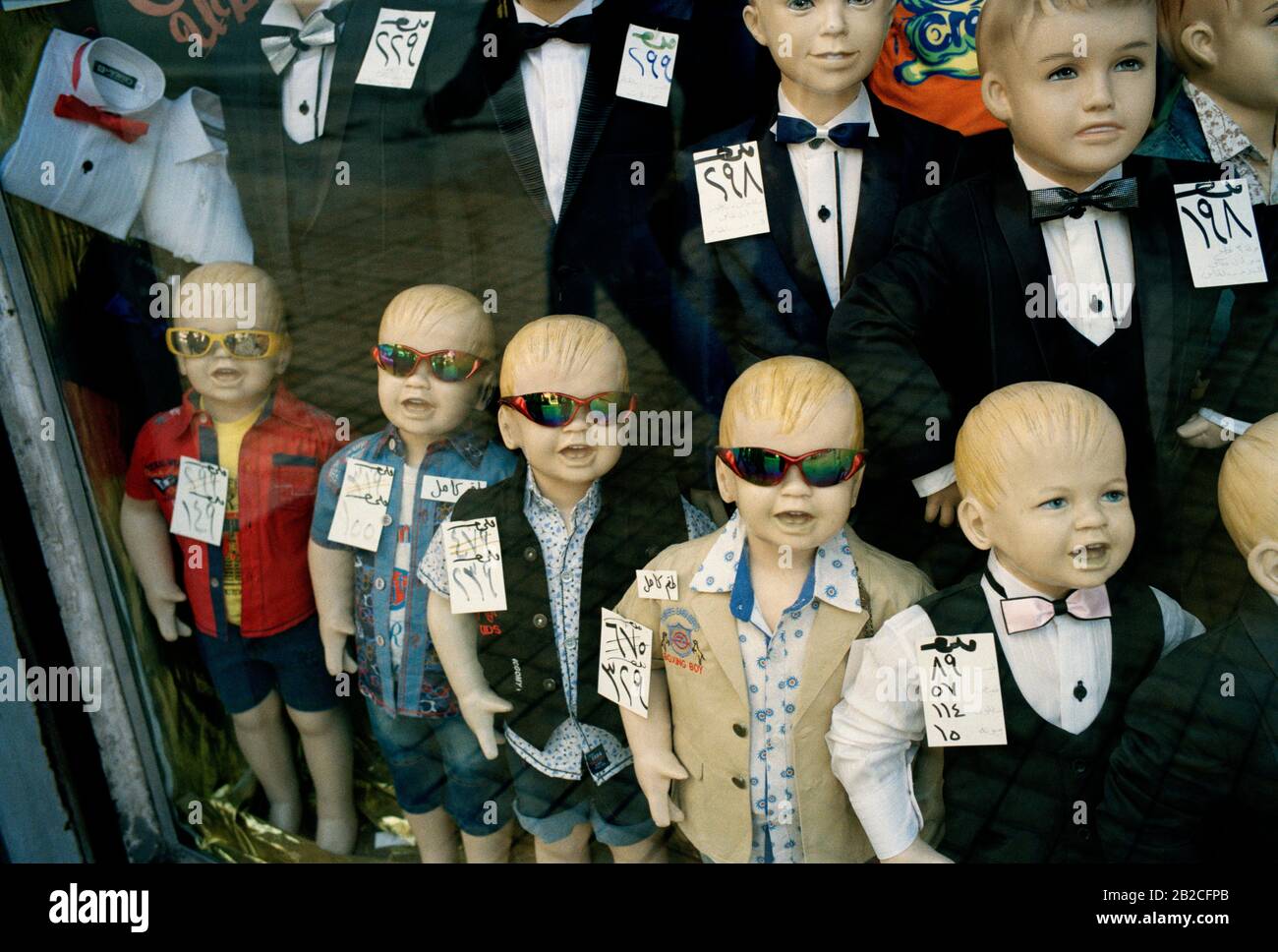 Street Photography - mannequins dans une boutique de mode dans le centre-ville du Caire en Egypte en Afrique du Nord Moyen-Orient Banque D'Images