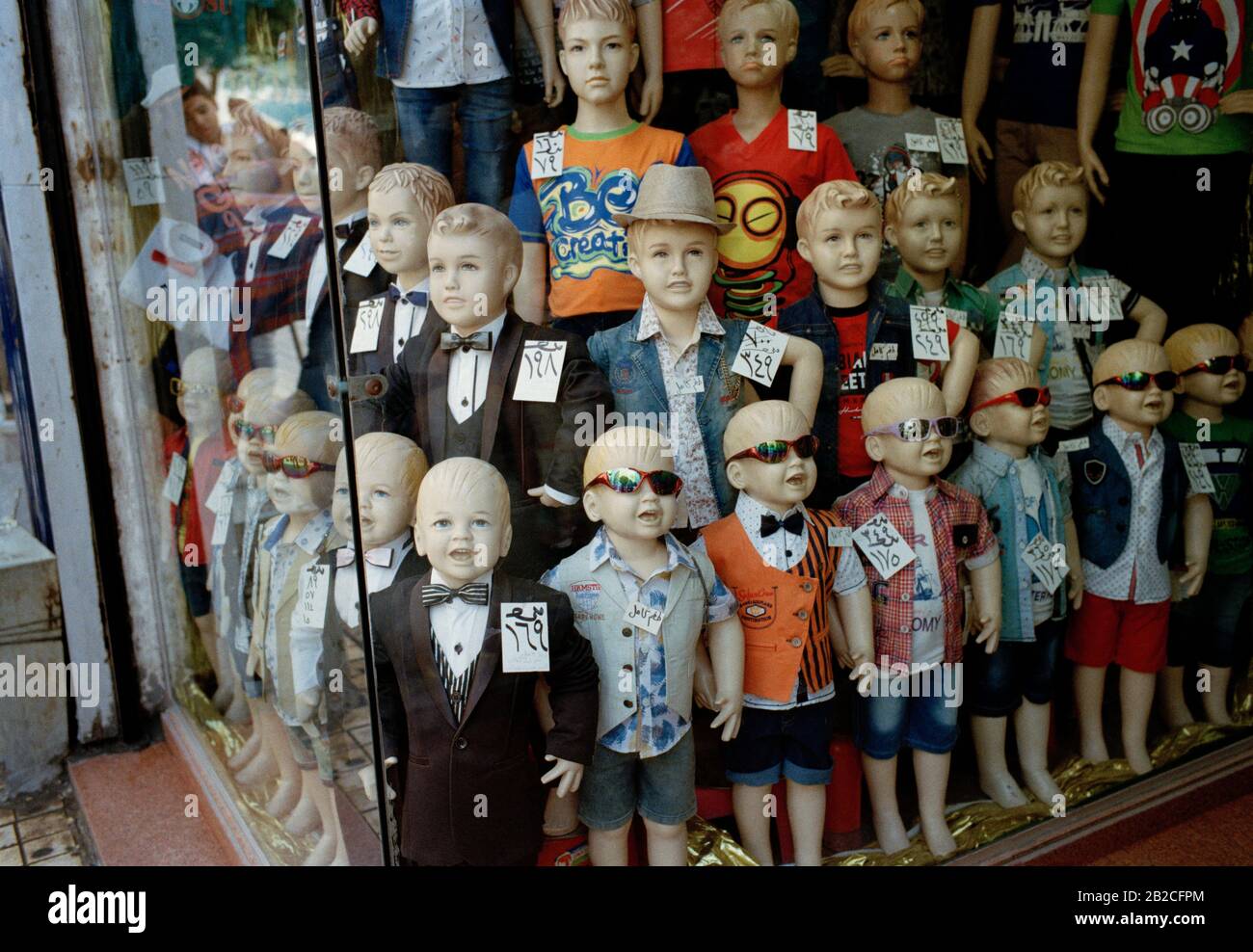 Street Photography - mannequins dans une boutique de mode dans le centre-ville du Caire en Egypte en Afrique du Nord Moyen-Orient Banque D'Images