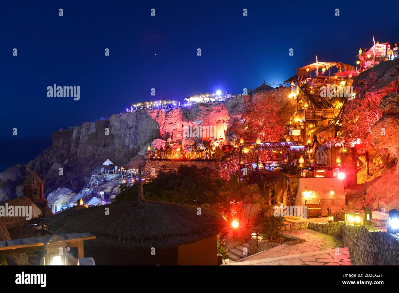 Nuit restaurant oriental sur une falaise de la montagne. Banque D'Images