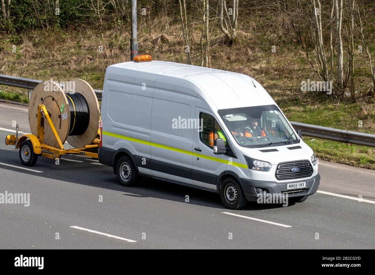 Fourgonnette de transport White Ford 2018, remorque de remorquage et gros tambour à câble; camions de livraison commerciaux, transport, camion, porte-bagages électriques, Véhicule, industrie européenne des transports, M61 à Manchester, Royaume-Uni Banque D'Images