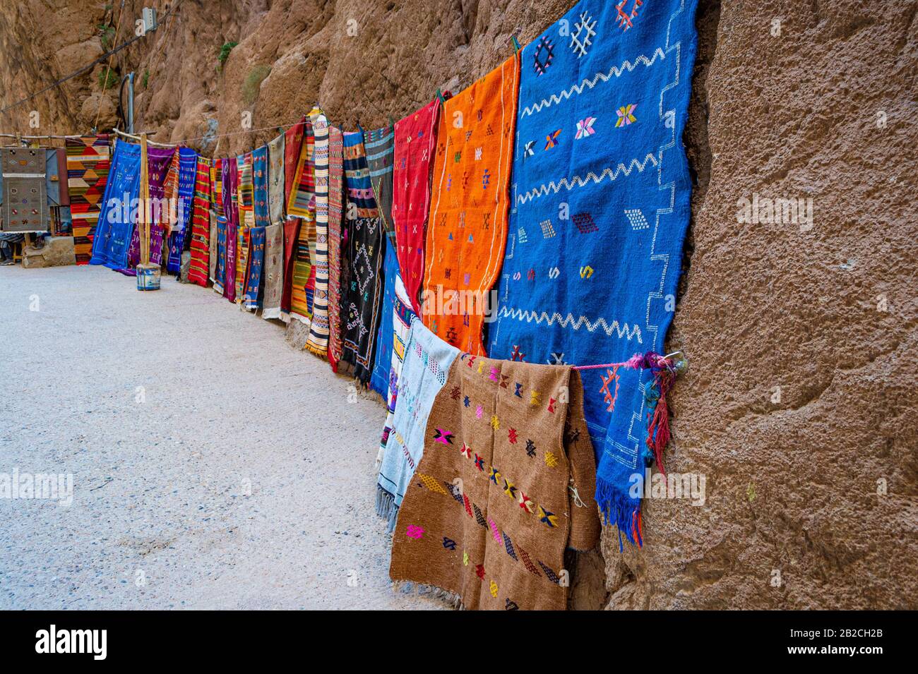 Tapis artisanaux colorés dans le bazar (Gorges de Toudgha, Maroc) Banque D'Images