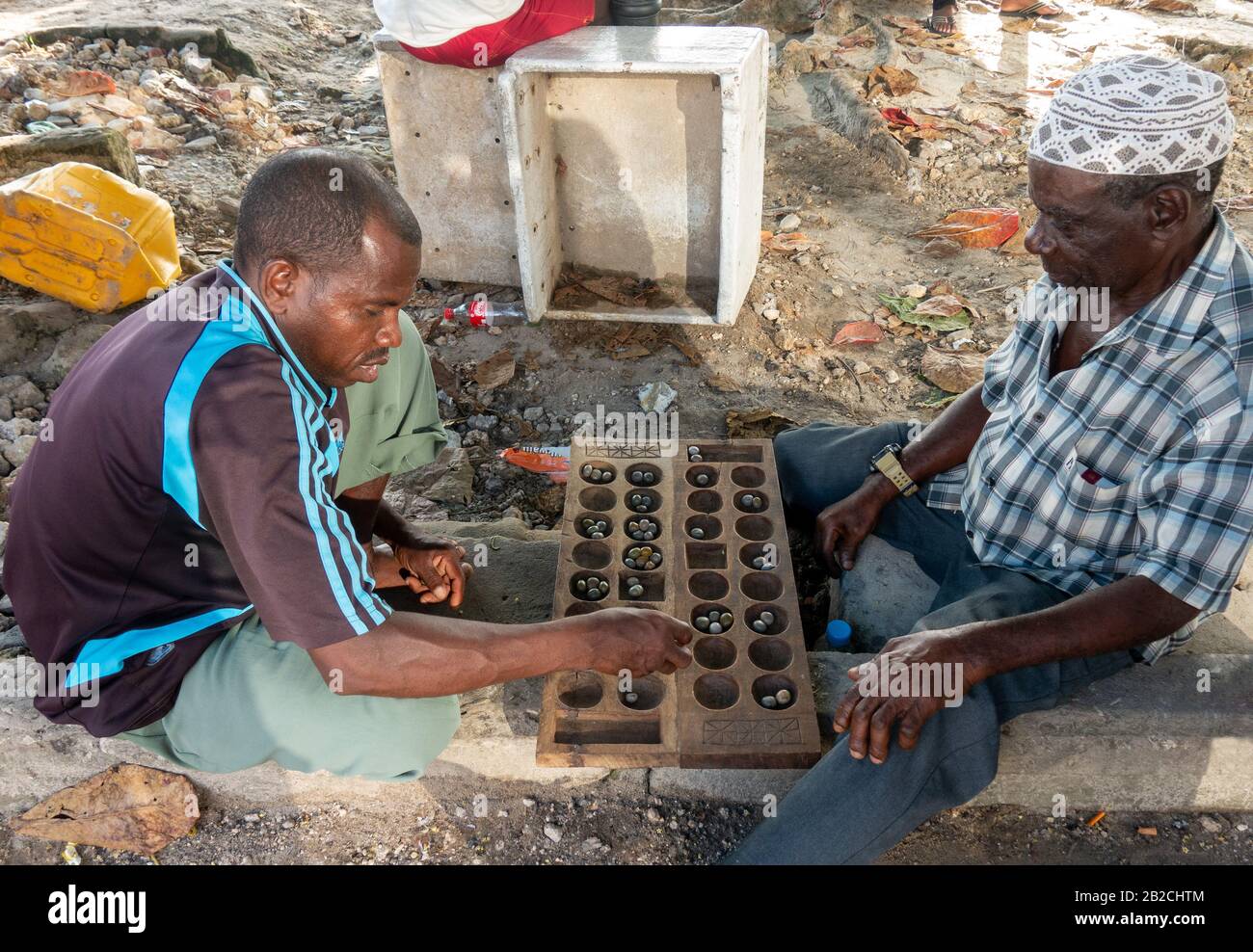 Bao jeu de conseil est un jeu très populaire à Zanzibar. Ici joué par deux hommes dans Stone Town, Zanzibar City Banque D'Images