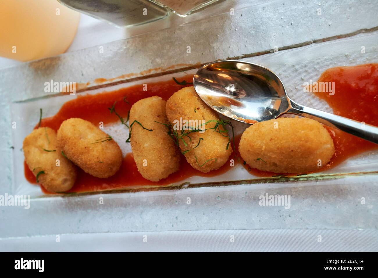 Des croquettes de pommes de terre et de jambon traditionnelles fritures ont servi dans le cadre d'un repas de tapas dans un restaurant situé sur les îles canaries de Lanzarote, en espagne Banque D'Images