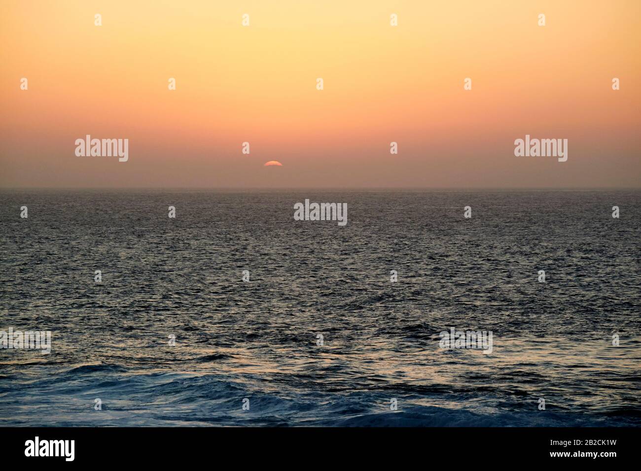 Coucher de soleil rouge le soir avec le ciel rouge de la poussière saharienne soufflé par le vent calima de l'afrique Lanzarote îles canaries espagne Banque D'Images