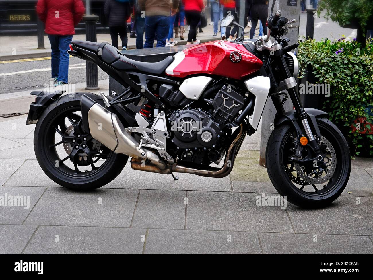 Moto Honda CBR 1000 R stationnée sur une rue Dublin Irlande Banque D'Images