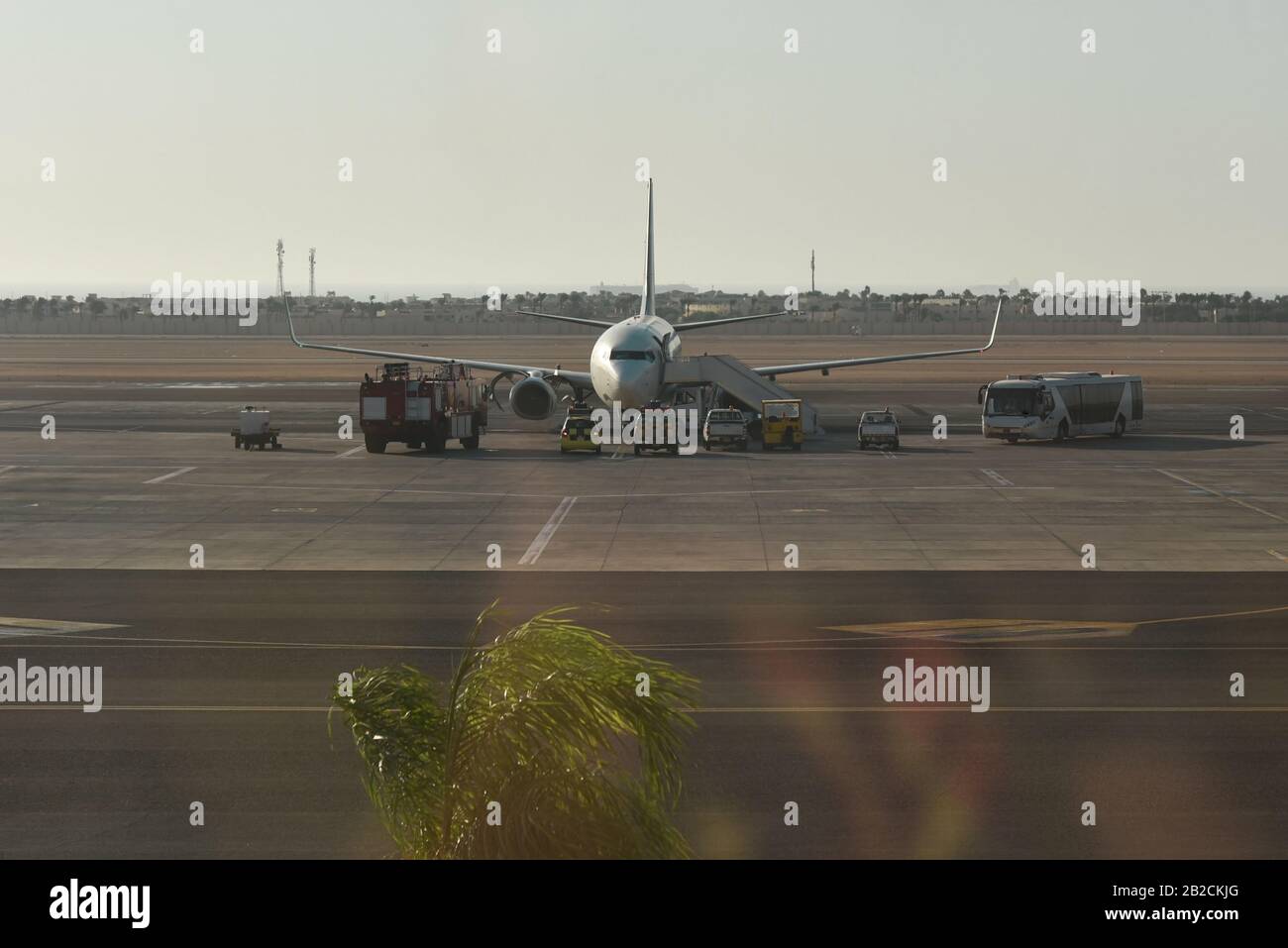 Service d'avion de passagers avant le vol dans un aéroport africain. Banque D'Images