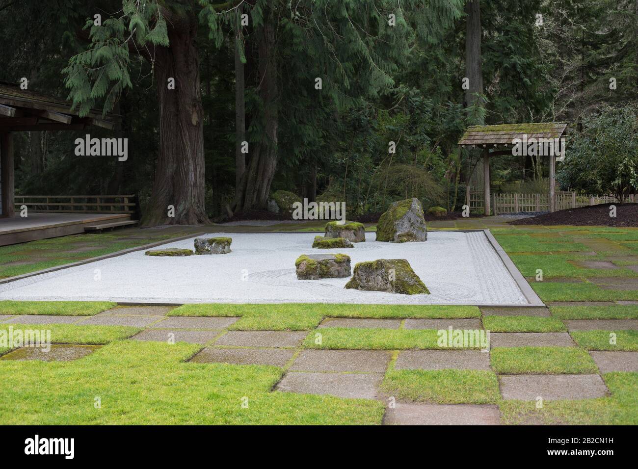 Jardin zen à la Réserve de Bloedel sur l'île de Bainbridge, Washington, États-Unis. Banque D'Images
