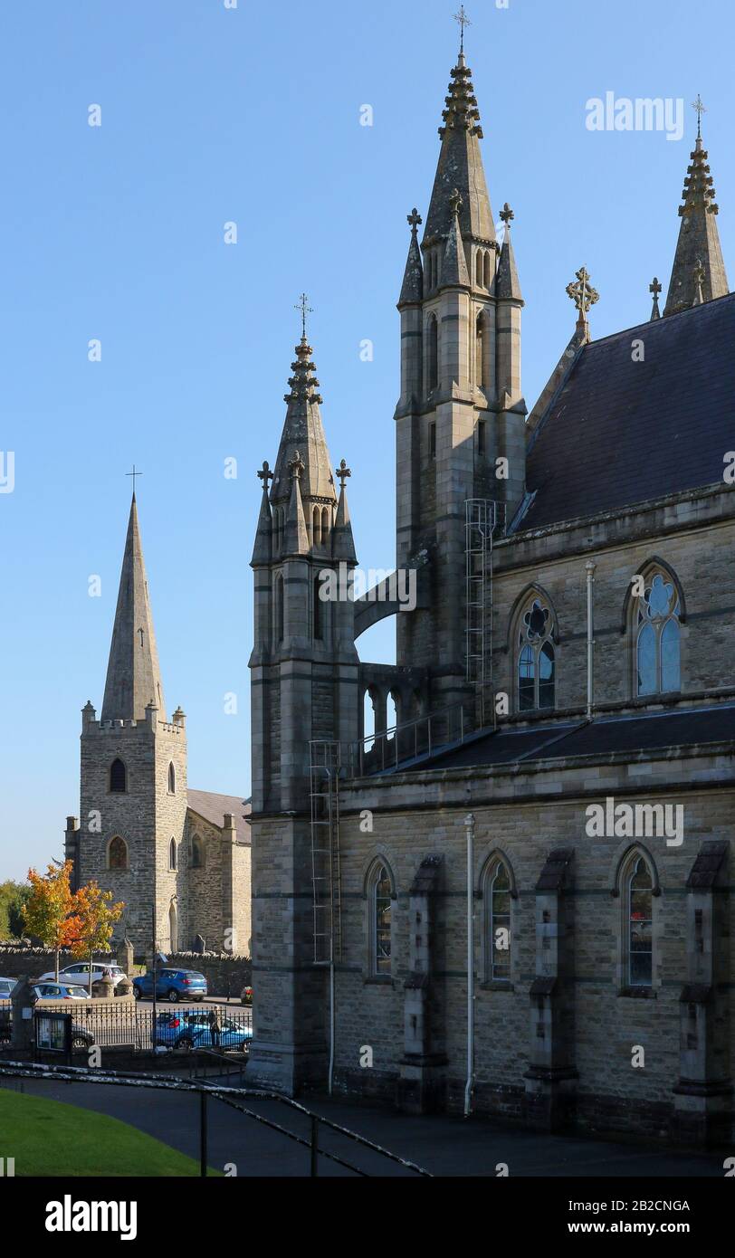 L'église paroissiale de Conwal en face de la cathédrale St Eunan (à droite) dans la ville irlandaise de Letterkenny, comté de Donegal. Banque D'Images