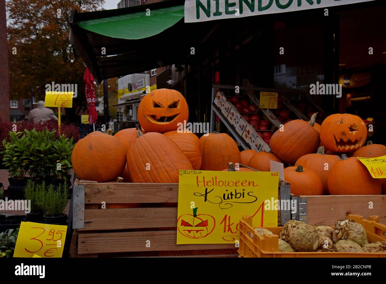 Grand affichage de lanternes de citrouille sculptées halHalloween exposées sur le marché de Neindorfer, Hambourg, Allemagne. Octobre 2019 Banque D'Images