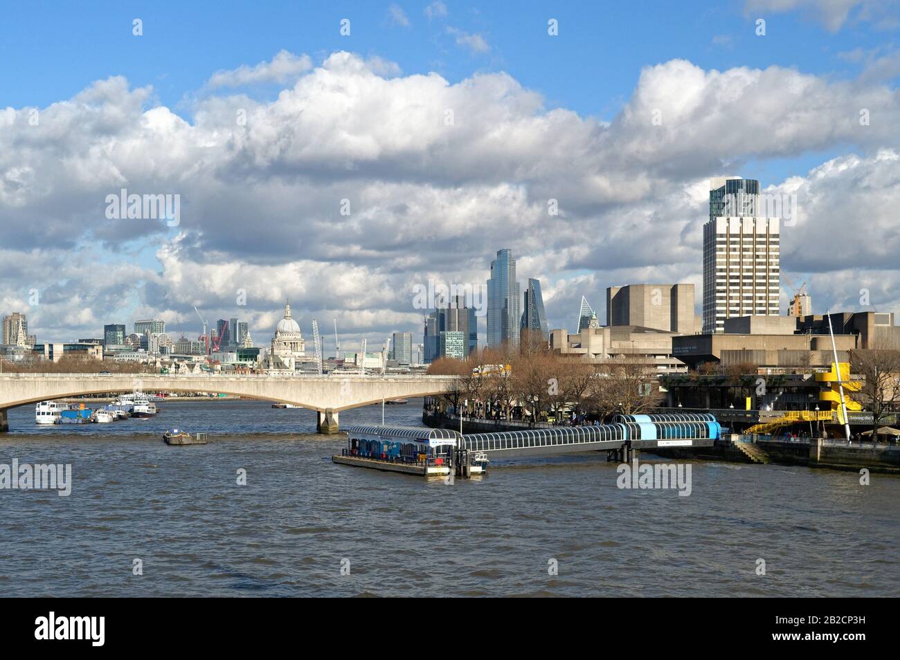 Les gratte-ciel de la ville de Londres avec la Tamise au premier plan lors d'une journée ensoleillée du printemps Angleterre Royaume-Uni Banque D'Images