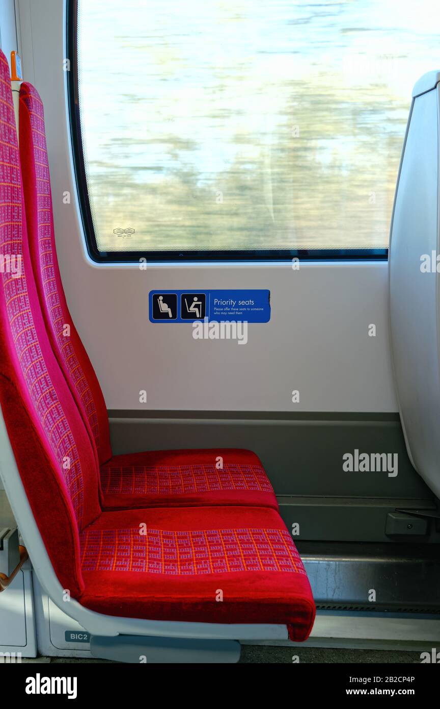 Gros plan sur un siège de train vide avec un panneau indiquant « sièges prioritaires pour les personnes âgées et ceux qui en ont besoin », Londres Angleterre Royaume-Uni Banque D'Images