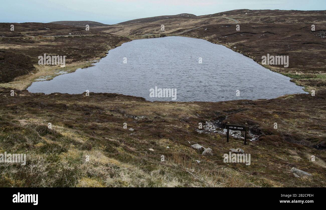 Loch Idir Seiscin petit lac avec truite dans un tourbières à l'ouest de l'Irlande sur l'île Gaeltacht d'Arranmore, comté de Donegal, Irlande. Banque D'Images