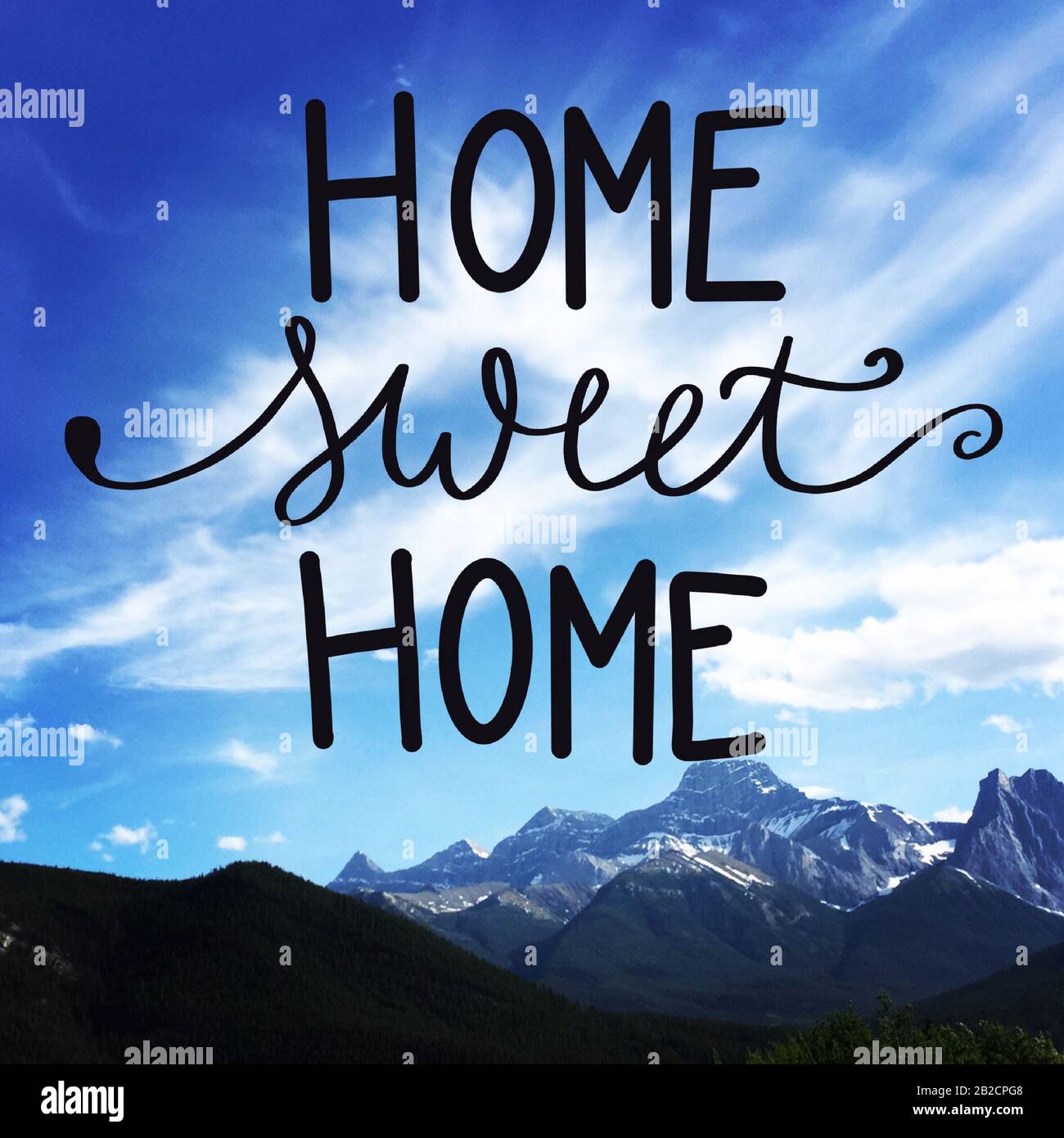 Citation inspirée - Maison Sweet Home avec montagnes en arrière-plan Banque D'Images