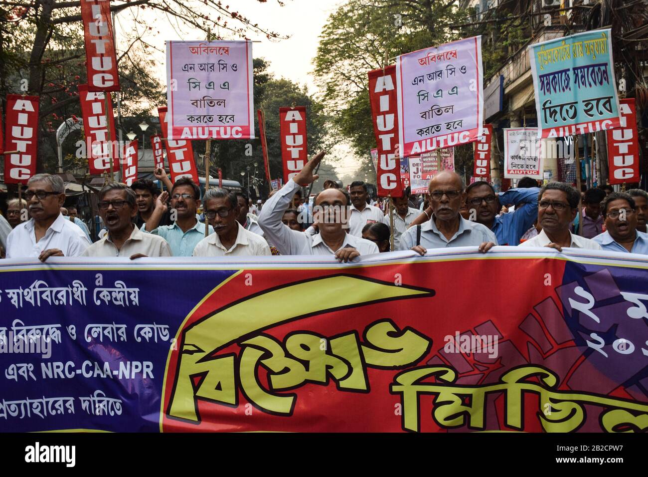 Les manifestants ont une bannière et des pancartes tout en chantant des slogans pendant la manifestation. Tous les membres du Centre des syndicats Unis d'Inde (AIUTUC) ont organisé une manifestation contre le budget central anti-travailleurs, le code du travail et la CAA (loi d'amendement de la citoyenneté), le CNRC (registre national des citoyens) à Kolkata. Banque D'Images