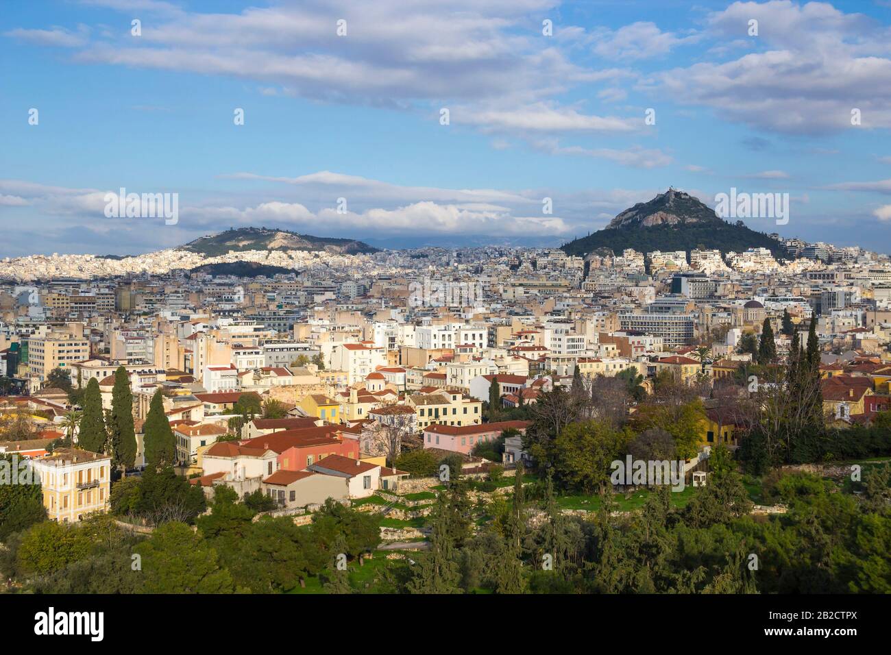 Vue panoramique sur la vieille ville d'Athènes, Grèce. Montez Lycabettus sur l'arrière-plan. Vue aérienne depuis la roche d'Areopagus Banque D'Images