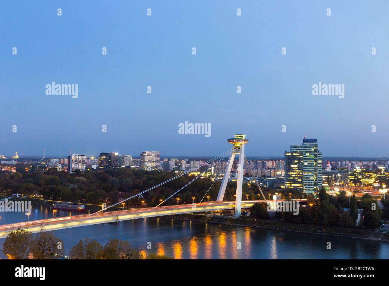 Vue aérienne du Danube et du pont SNP (également appelé Nouveau pont et pont OVNI) au centre de Bratislava, Slovaquie Banque D'Images