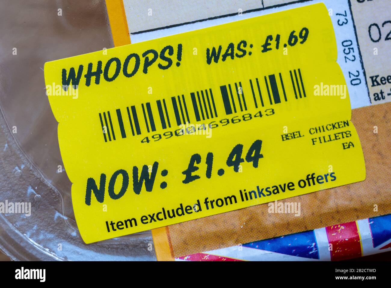 Étiquetage des aliments à prix réduit, étiquette de supermarché jaune sur paquet de morceaux de poulet Banque D'Images