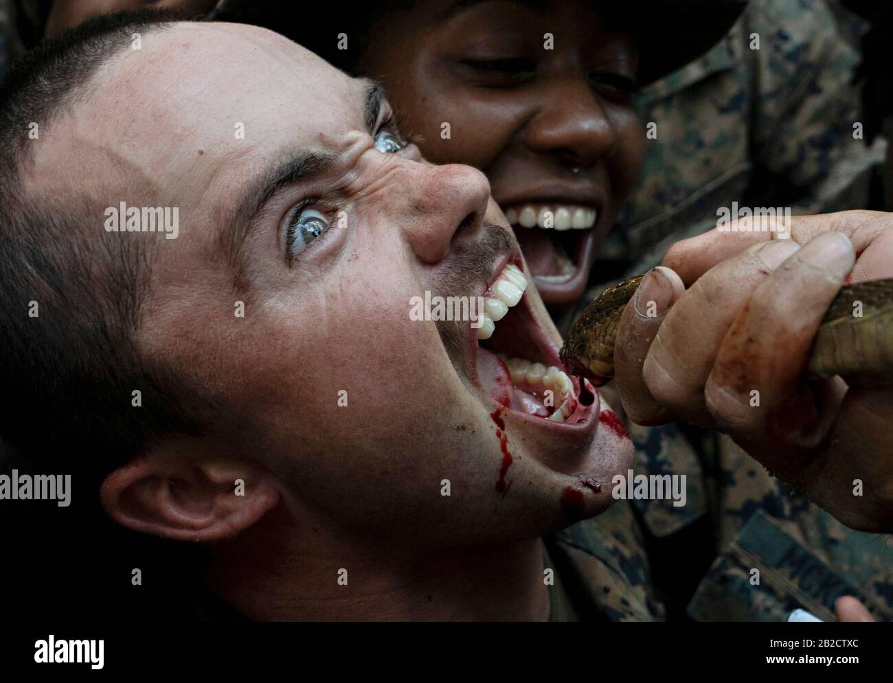 Ban Chan Khrem, Thaïlande. 02 mars 2020. Cpl. De La Lance Des Marines Des États-Unis Lance boit le sang d'un cobra de roi dans le cadre de l'entraînement de survie de la jungle pendant l'exercice Cobra Gold 2020 2 mars 2020 à Ban Chan Khrem, Chanthaburi, Thaïlande. Les marines ont acquis les compétences essentielles nécessaires pour survivre dans un environnement de jungle, comme faire un feu, manger des plantes et d'autres moyens de rester hydratés. Crédit: Nicolas Cholula/Planetpix/Alay Live News Crédit: Planetpix/Alay Live News Banque D'Images
