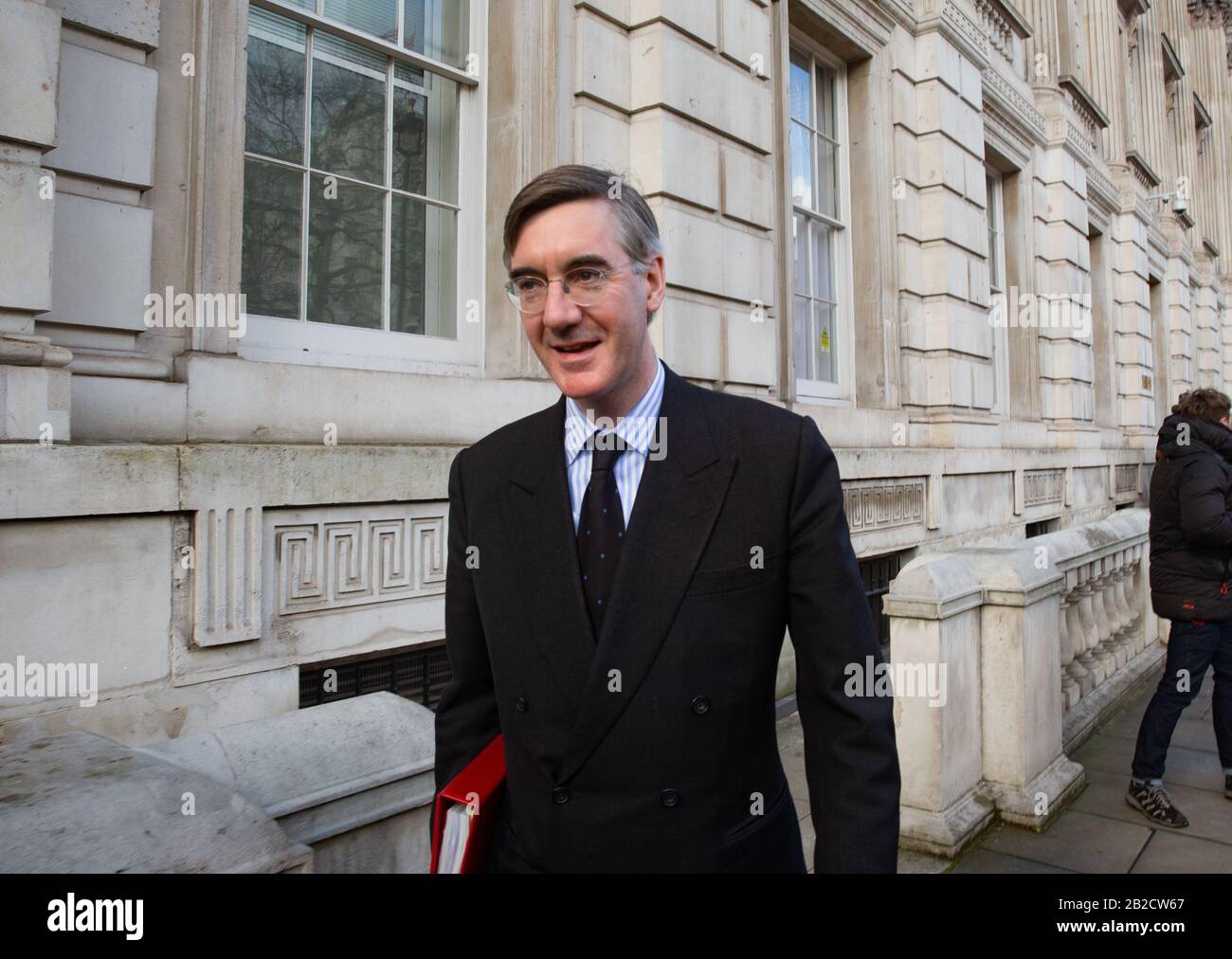 Jacob Rees-Mogg, Lord Président du Conseil, leader de la Chambre des communes, descend Whitehall après avoir assisté à une réunion d'urgence de la COBRA. Banque D'Images