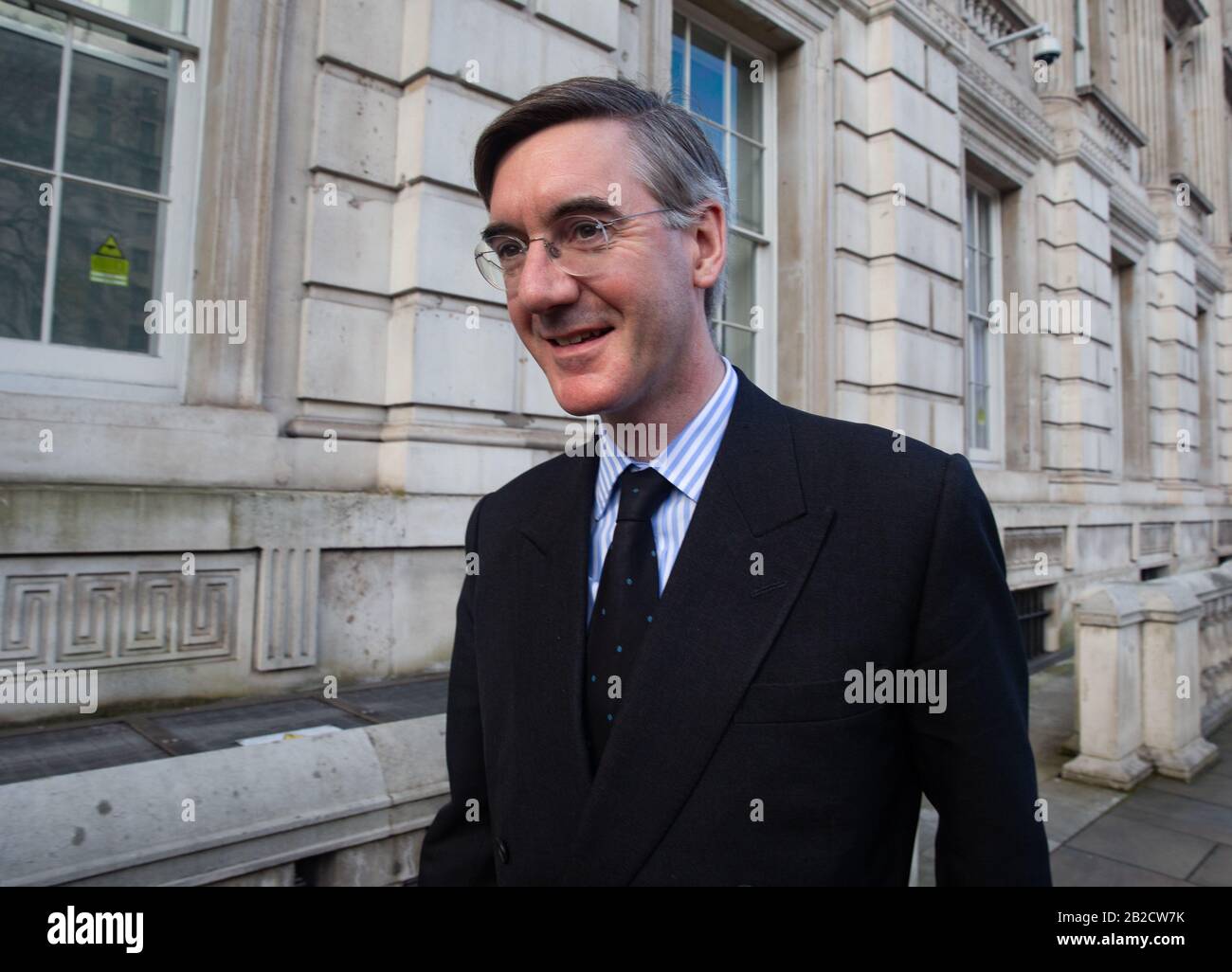 Jacob Rees-Mogg, Lord Président du Conseil, leader de la Chambre des communes, descend Whitehall après avoir assisté à une réunion d'urgence de la COBRA. Banque D'Images