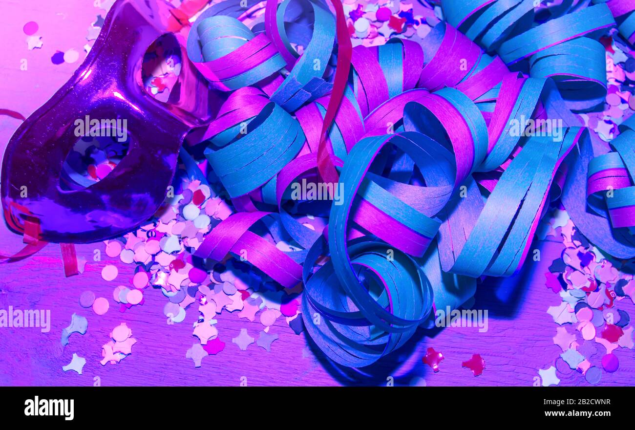 Masque Carnaval. Isolé. Masque coloré, avec serpentine et confetti dans un fond violet lumière douce. Image De Stock. Banque D'Images